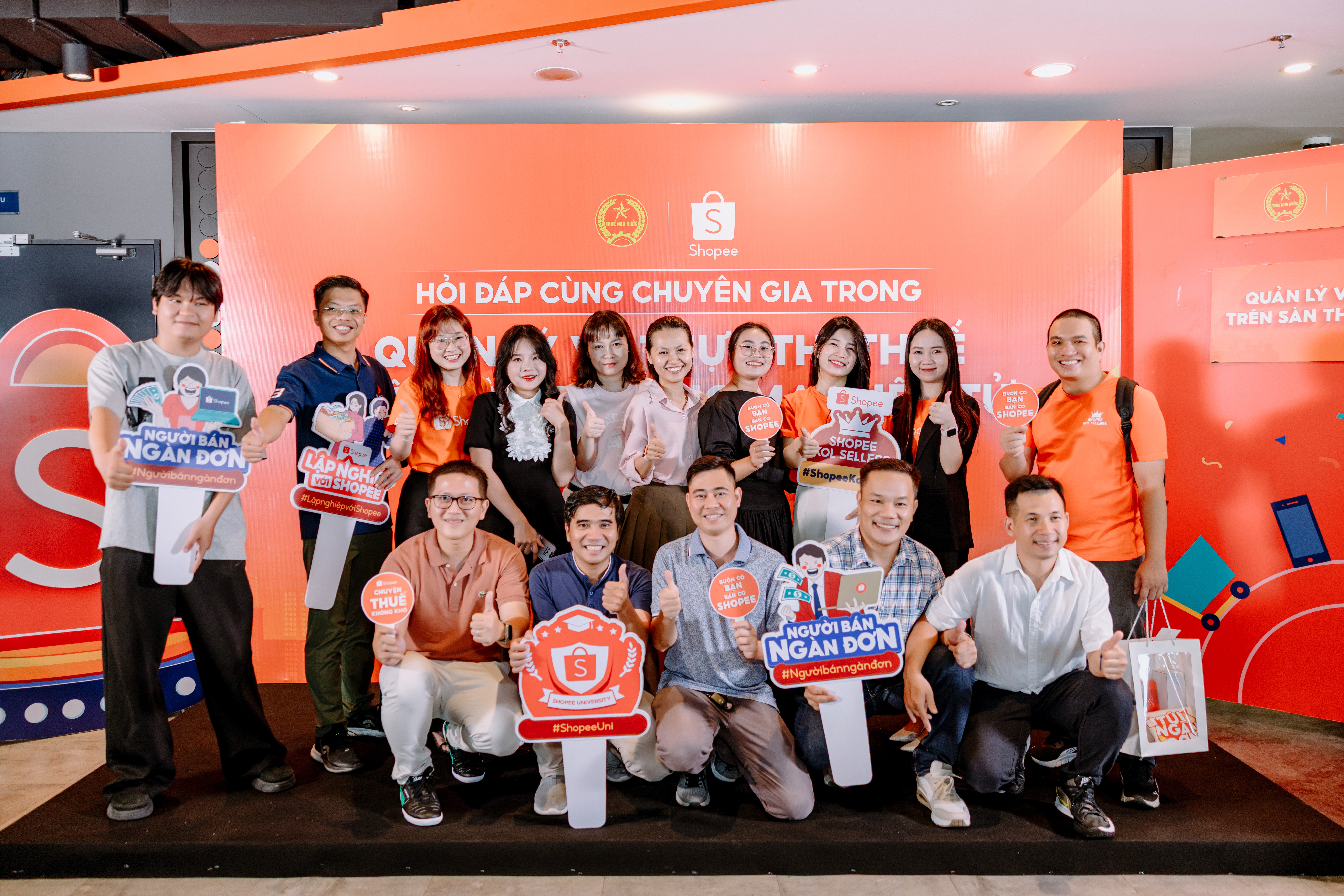 Các nhà bán hàng hào hứng tham gia tương tác trong buổi hội thảo.