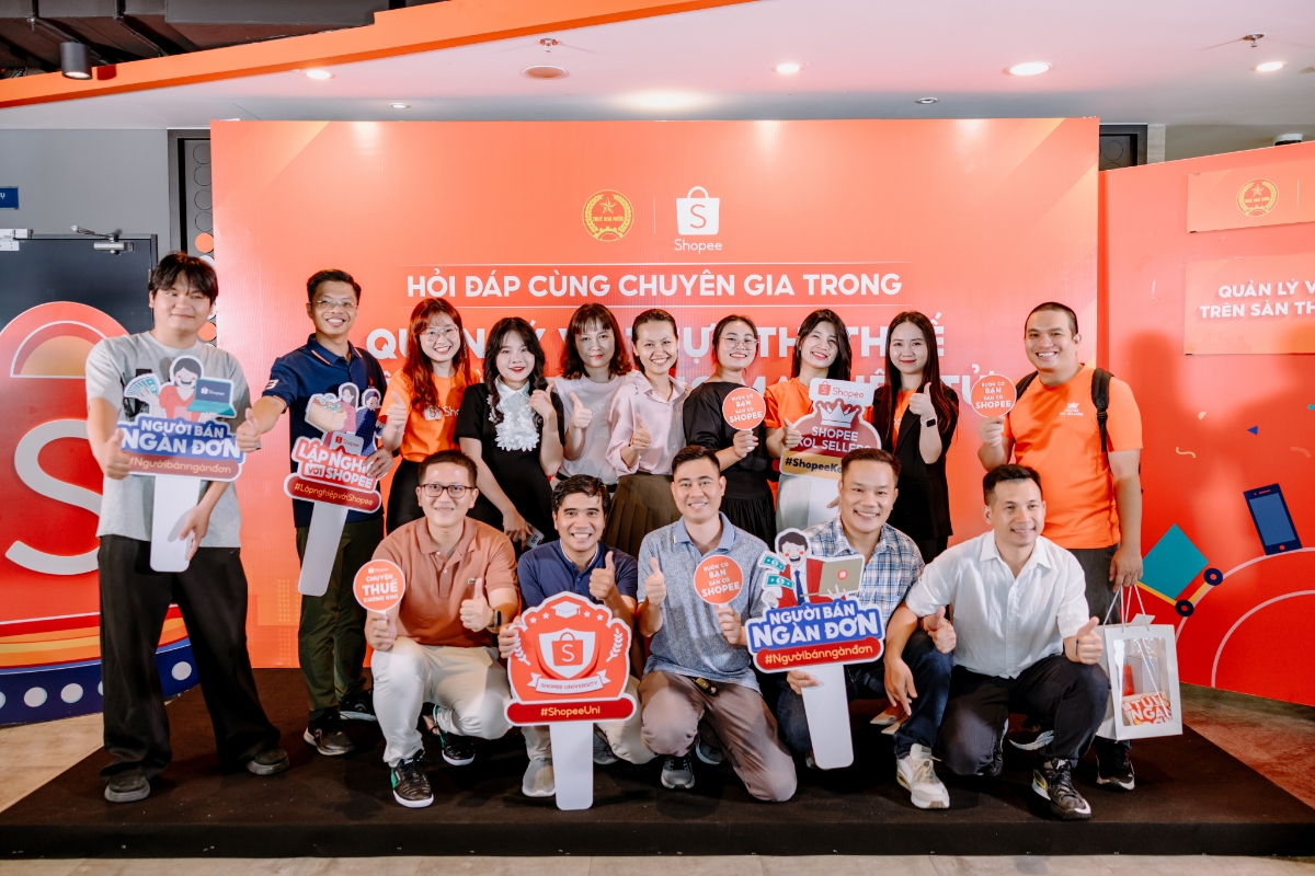 C&aacute;c nh&agrave; b&aacute;n h&agrave;ng h&agrave;o hứng tham gia tương t&aacute;c trong buổi hội thảo.