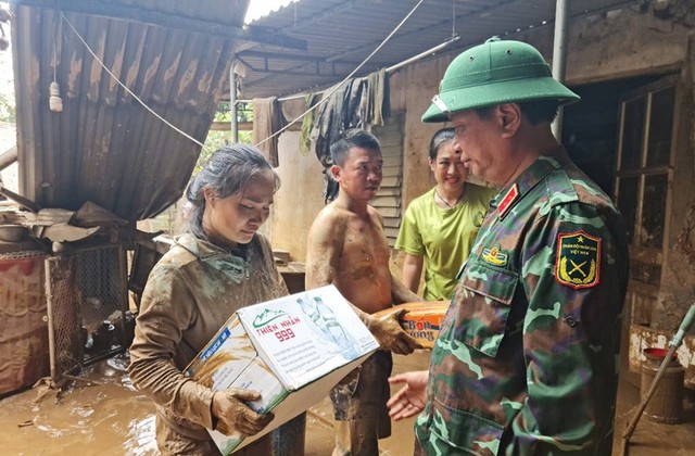 Trung tướng Hà Thọ Bình, Tư lệnh Quân khu 4 trao hàng cứu trợ cho bà con vùng lũ Tương Dương