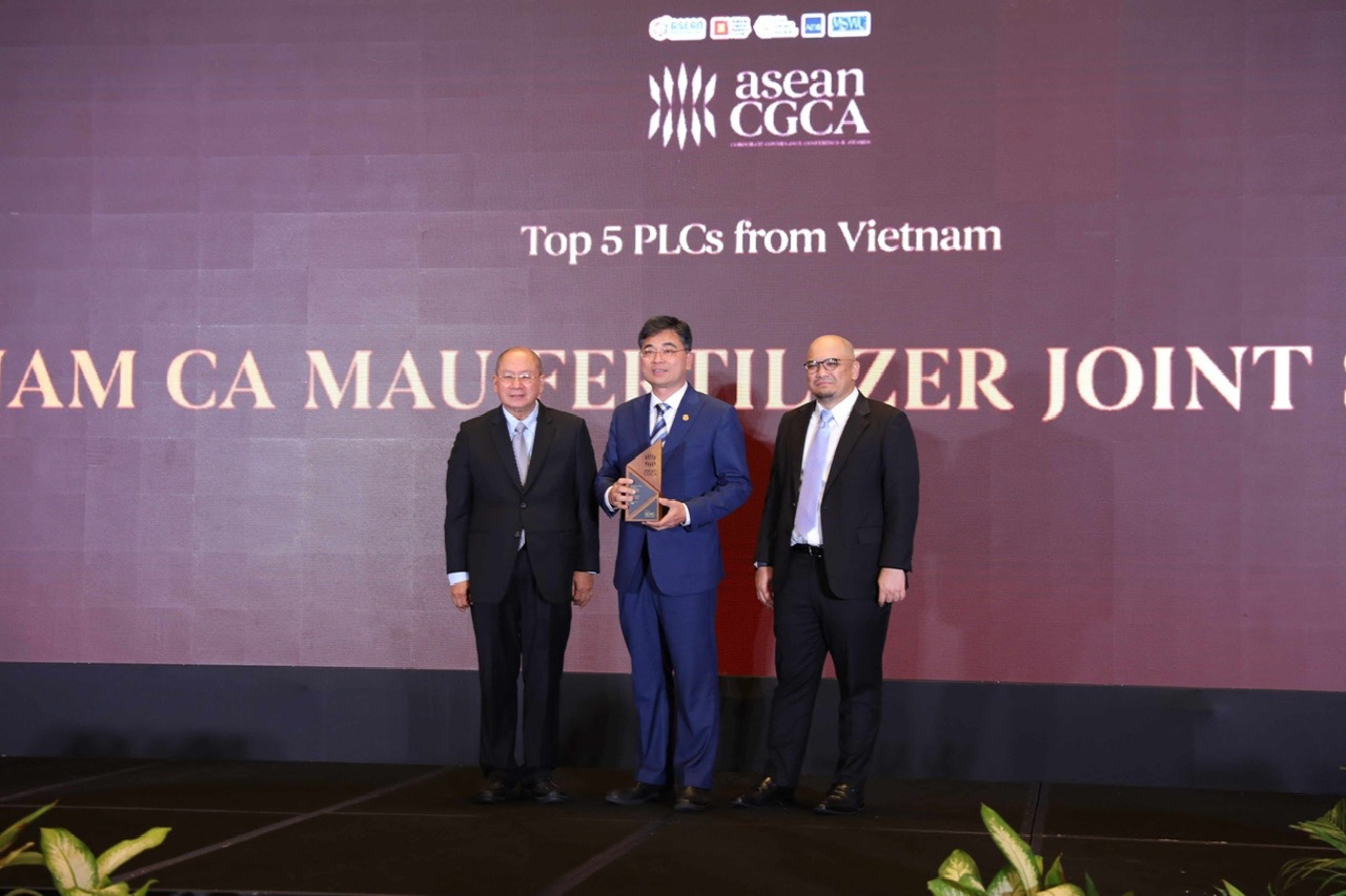Ông Trần Ngọc Nguyên - Chủ tịch HĐQT PVCFC tham dự và nhận vinh danh Top 5 doanh nghiệp niêm yết của Việt Nam có điểm số quản trị cao nhất.