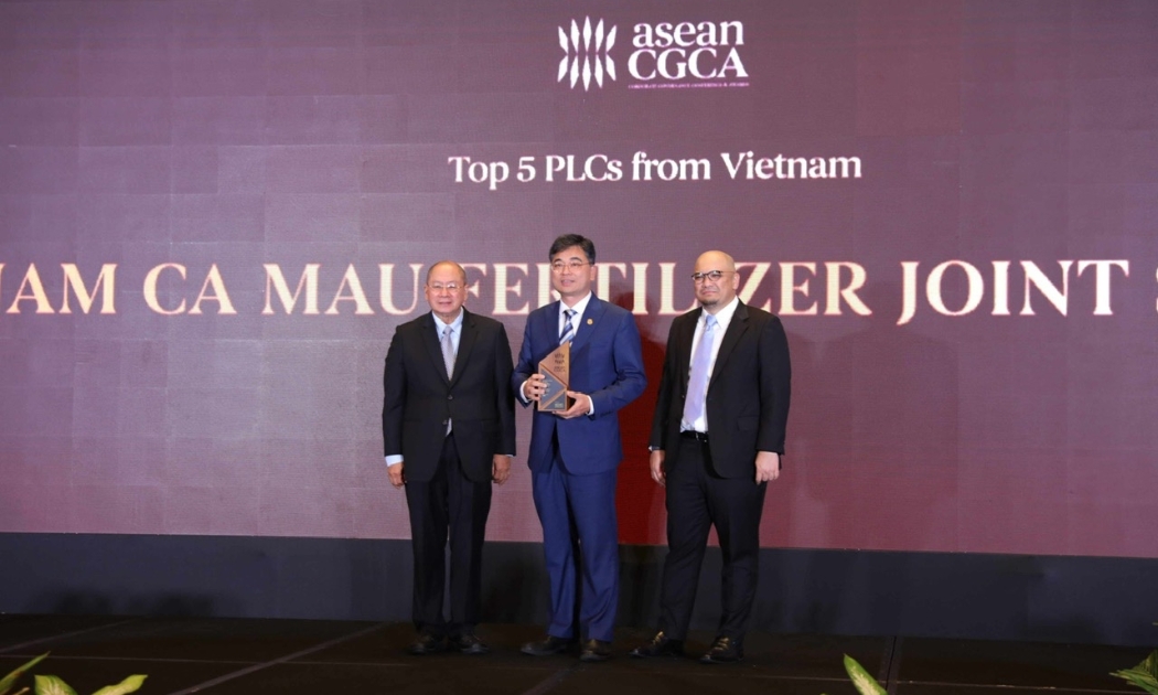 Ông Trần Ngọc Nguyên - Chủ tịch HĐQT PVCFC tham dự và nhận vinh danh Top 5 doanh nghiệp niêm yết của Việt Nam có điểm số quản trị cao nhất.