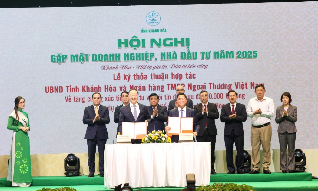 Ngân hàng TMCP Ngoại thương Việt Nam (Vietcombank) ký kết Bản ghi nhớ cam kết tín dụng trị giá 50.000 tỷ đồng với UBND tỉnh Khánh Hòa. Ảnh: Văn Nỷ.