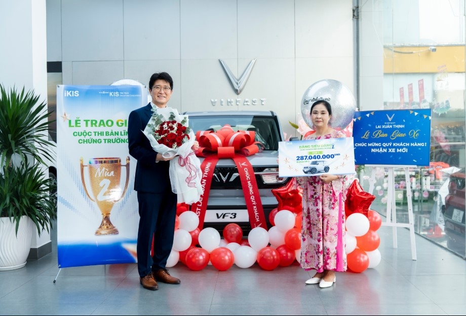 Chứng kho&aacute;n KIS tiến h&agrave;nh lễ trao tặng xe Vinfast VF3 cho b&agrave; Trần Thị Linh trong buổi chiều c&ugrave;ng ng&agrave;y lễ trao giải.