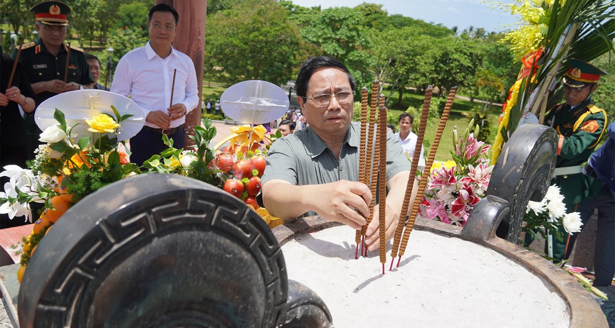 Thủ tướng d&acirc;ng hoa tại Th&agrave;nh cổ Quảng Trị