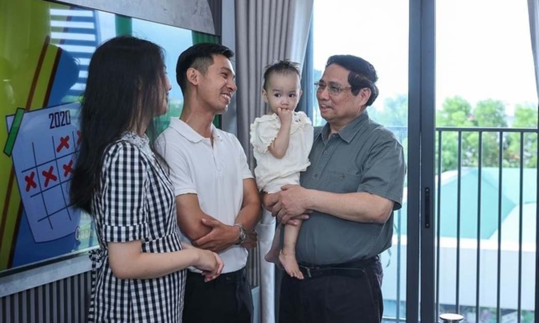 Thủ tướng thăm hỏi, tặng quà các hộ dân tại khu nhà ở xã hội tại đô thị mới An Vân Dương. Ảnh: Nhật Bắc