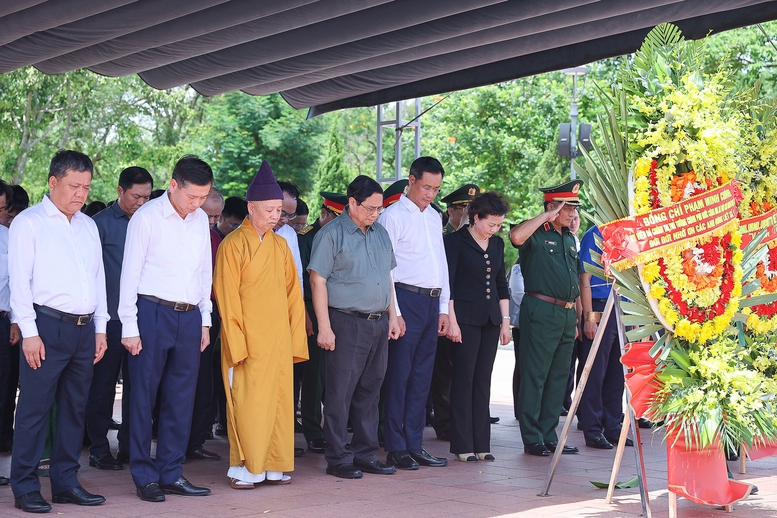 Thủ tướng Phạm Minh Chính và Đoàn công tác tưởng nhớ, tri ân công lao to lớn của các anh hùng, liệt sĩ đã anh dũng hy sinh trong chiến dịch 81 ngày đêm (28/6 - 16/9/1972) chiến đấu và bảo vệ thị xã Quảng Trị, Thành cổ Quảng Trị - Ảnh: Nhật Bắc