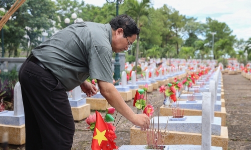 Thủ tướng Phạm Minh Chính dâng hương, tri ân liệt sĩ tại Quảng Trị