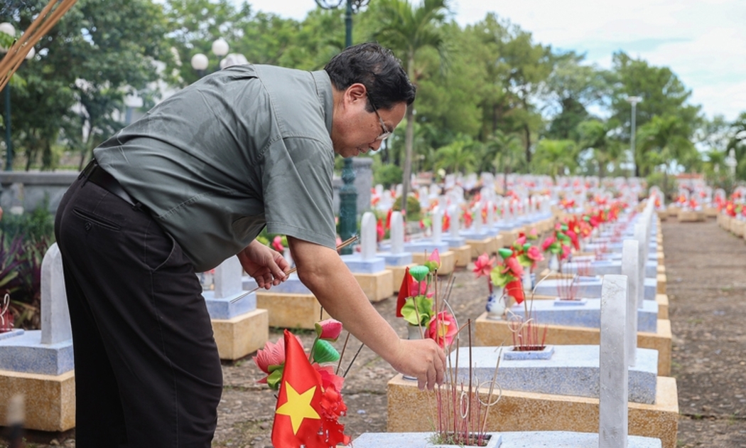 Thủ tướng Phạm Minh Chính thắp hương tại Nghĩa trang Liệt sĩ Quốc gia Đường 9. Ảnh: Nhật Bắc