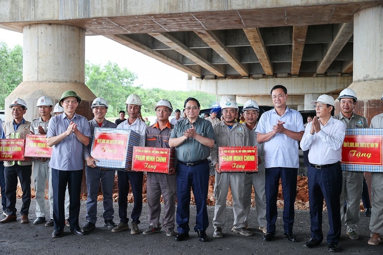 Thủ tướng Phạm Minh Ch&iacute;nh tặng qu&agrave;, thăm hỏi động vi&ecirc;n &nbsp;c&aacute;n bộ, kỹ sư, c&ocirc;ng nh&acirc;n, người lao động đang thi c&ocirc;ng c&ocirc;ng tr&igrave;nh&nbsp;Đường bộ cao tốc Bắc Nam ph&iacute;a Đ&ocirc;ng, đoạn Vạn Ninh - Cam Lộ