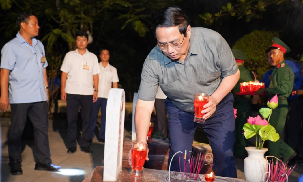 Thủ tướng Chính phủ Phạm Minh Chính thắp nến tri ân các phần mộ tại Nghĩa trang liệt sĩ quốc gia Trường Sơn.