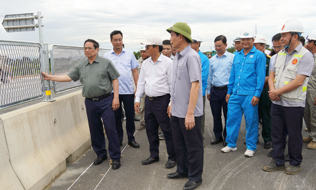 Thủ tướng Phạm Minh Chính kiểm tra, khảo sát tại công trình Đường bộ cao tốc Bắc Nam phía Đông, đoạn Vạn Ninh - Cam Lộ