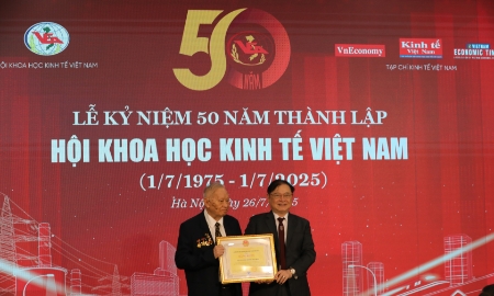 GS.TSKH Nguyễn Quang Thái, Chủ tịch Hội Khoa học Kinh tế Việt Nam nhận bằng khen của Liên hiệp các Hội Khoa học và Kỹ thuật Việt Nam trao tặng Hội Khoa học Kinh tế Việt Nam.