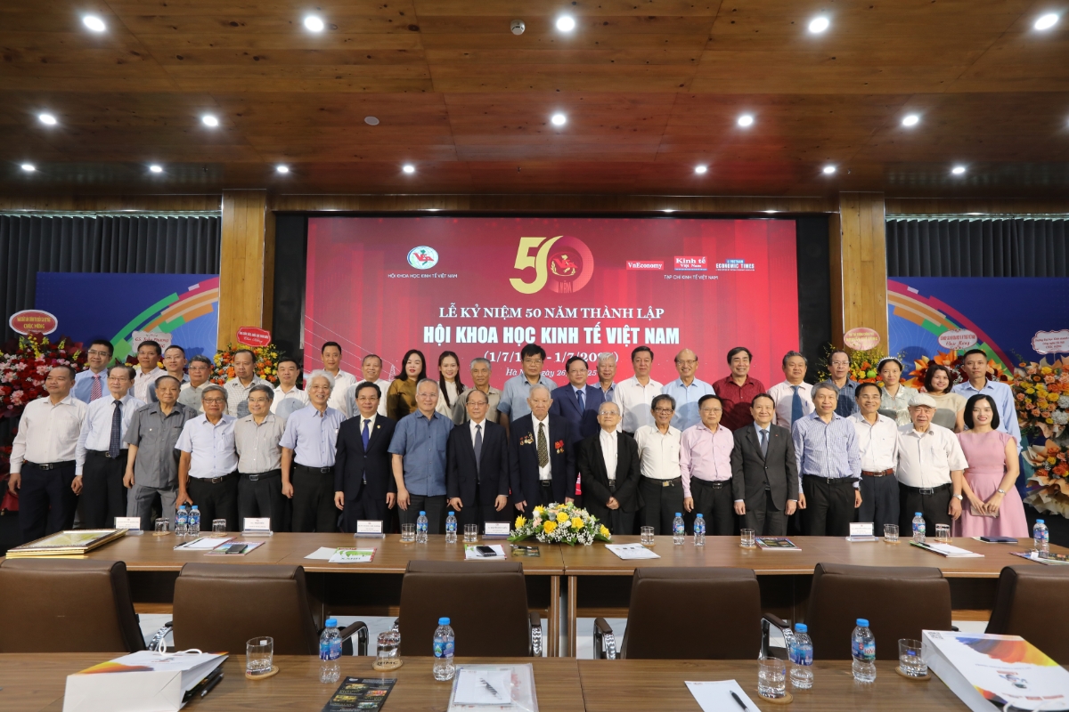 Các đại biểu tham dự lễ kỷ niệm 50 năm Hội Khoa học Kinh tế Việt Nam chụp ảnh lưu niệm tại sự kiện