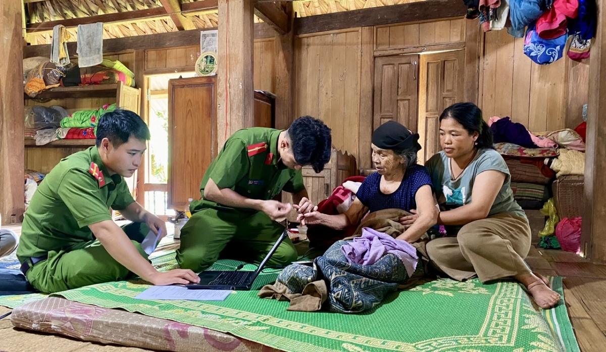 Lực lượng Công an Thanh Hoá thu nhận mẫu ADN của bà Lữ Thị Thọ ở bản Phe, xã Tam Thanhthân nhân của liệt sĩ Lữ Văn Nhuôn.