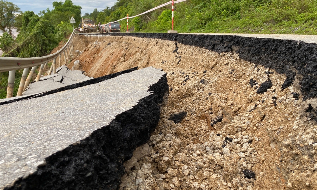Nhiều điểm trên Quốc lộ 7 qua Nghệ An bị sạt lở nghiêm trọng. Ảnh: Lê Minh