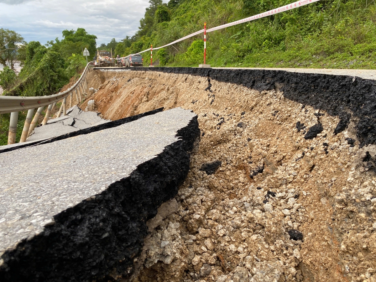 Nhiều điểm trên Quốc lộ 7 qua Nghệ An bị sạt lở nghiêm trọng. Ảnh: Lê Minh