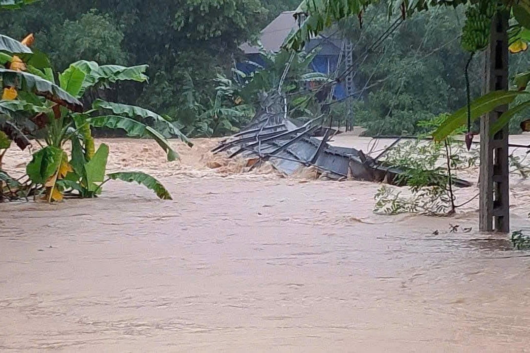 Cầu treo tại bản Quạnh (x&atilde; Mường Qu&agrave;ng) bị cuốn sập.