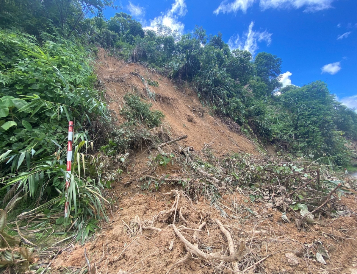 Quốc lộ 16 đoạn qua x&atilde; Tri Lễ bị b&ugrave;n, đất tr&agrave;n lấp đến nay chưa thể khắc phục. Ảnh: Văn Trường