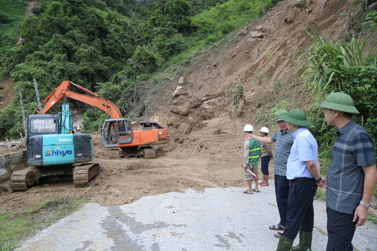 Sở Xây dựng Nghệ An chỉ đạo các đơn vị tăng cường máy móc, thiết bị để đẩy nhanh tiến độ. Tại những vị trí không xảy ra sạt lở, đảm bảo an toàn thì làm cả đêm, làm việc 24/24h.