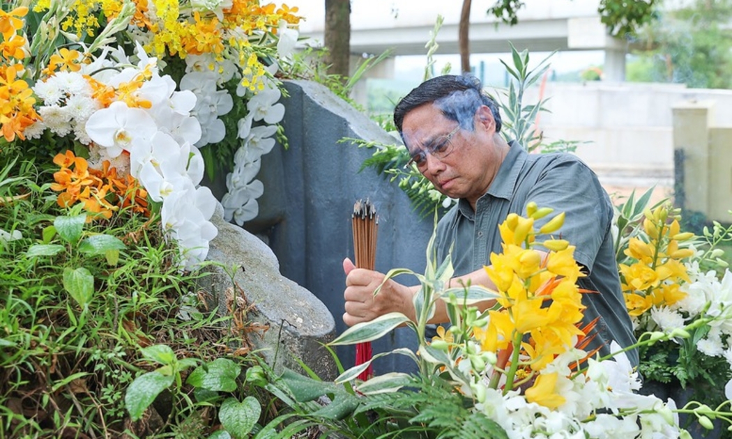 Thủ tướng dâng hương tại di tích lịch sử nơi hy sinh của 16 thanh niên xung phong tại bến phà Long Đại. Ảnh: Nhật Bắc