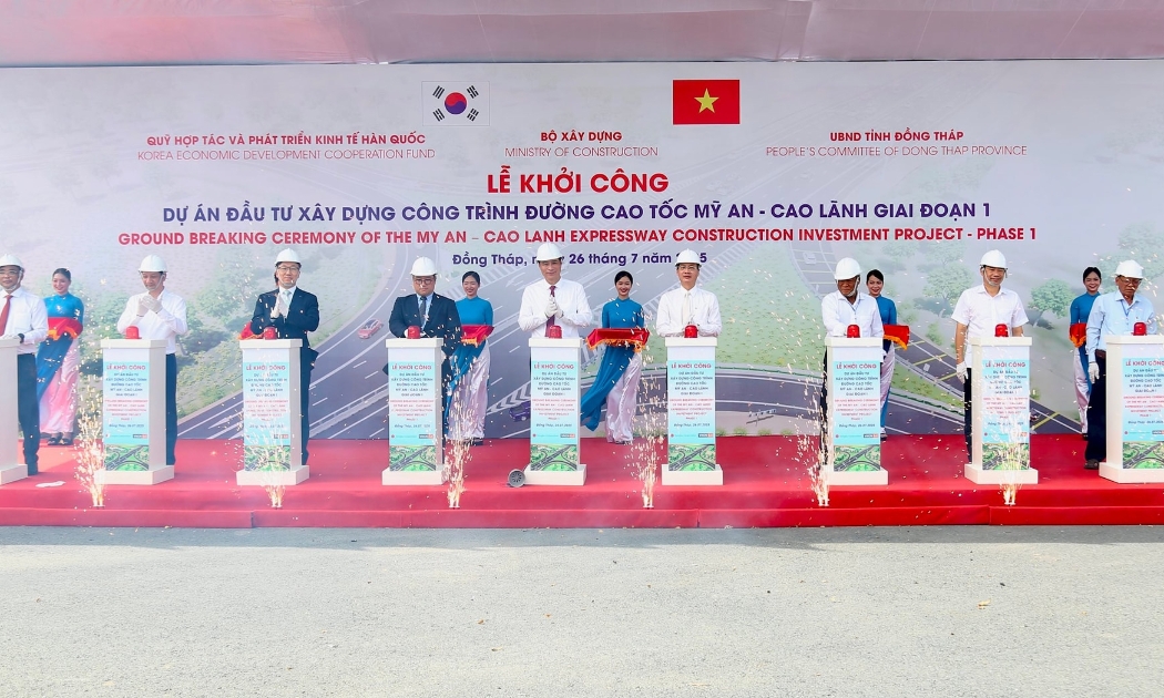 Các đại biểu thực hiện nghi thức khởi công dự án đầu tư xây dựng công trình đường cao tốc Mỹ An - Cao Lãnh giai đoạn 1.