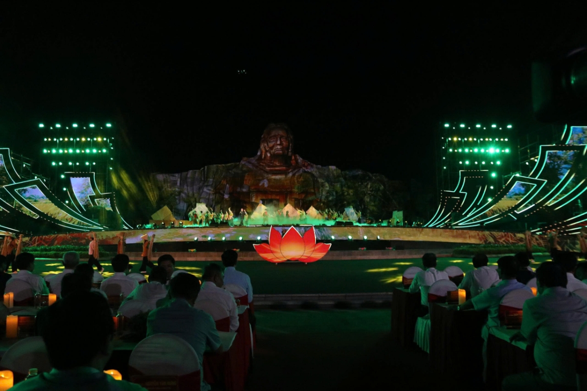 Sự kiện được tổ chức c&oacute; quy m&ocirc; v&agrave; thu h&uacute;t được đ&ocirc;ng đảo kh&aacute;n giả, người d&acirc;n địa phương tới tham dự - Ảnh: Quang Hiếu