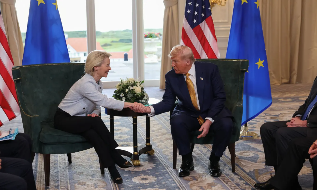 Tổng thống Mỹ Donald Trump bắt tay Chủ tịch EC Ursula von der Leyen trong cuộc họp tại Scotland ngày 27/7 - Ảnh: Getty Images