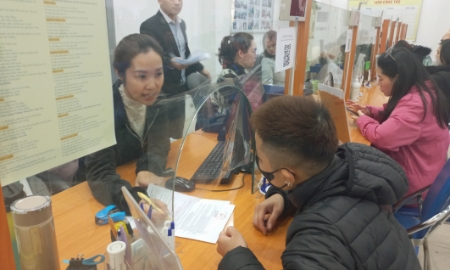 Người lao động làm thủ tục hưởng bảo hiểm thất nghiệp. Ảnh: TH.