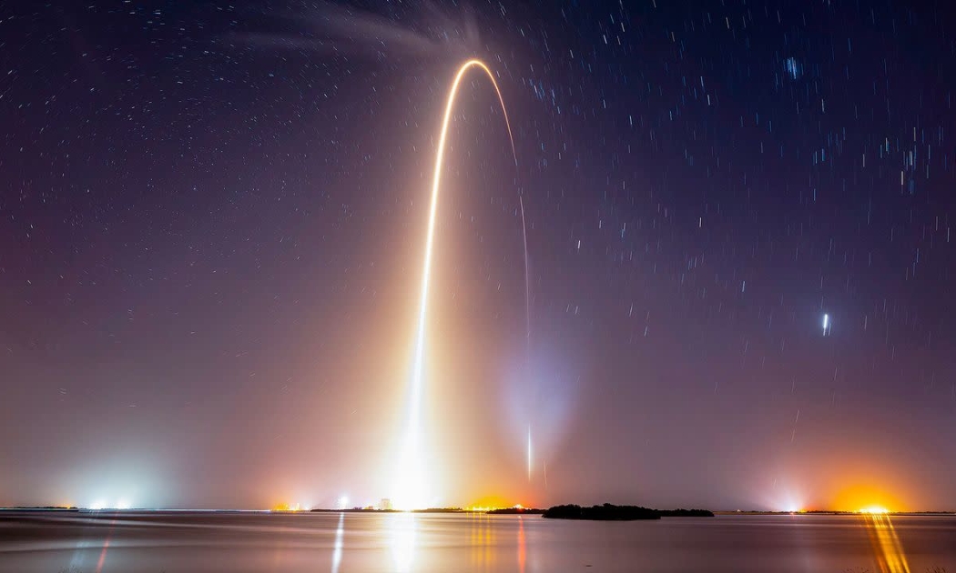 Ảnh tua nhanh thời gian ghi lại khoảnh khắc tên lửa Falcon 9 của SpaceX đưa vệ tinh Starlink lên quỹ đạo Trái đất thấp, phóng đi từ Trạm Lực lượng Vũ trụ Cape Canaveral, bang Florida ngày 26/7 - Ảnh: SpaceX