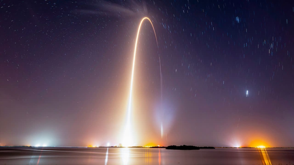 Ảnh tua nhanh thời gian ghi lại khoảnh khắc tên lửa Falcon 9 của SpaceX đưa vệ tinh Starlink lên quỹ đạo Trái đất thấp, phóng đi từ Trạm Lực lượng Vũ trụ Cape Canaveral, bang Florida ngày 26/7 - Ảnh: SpaceX