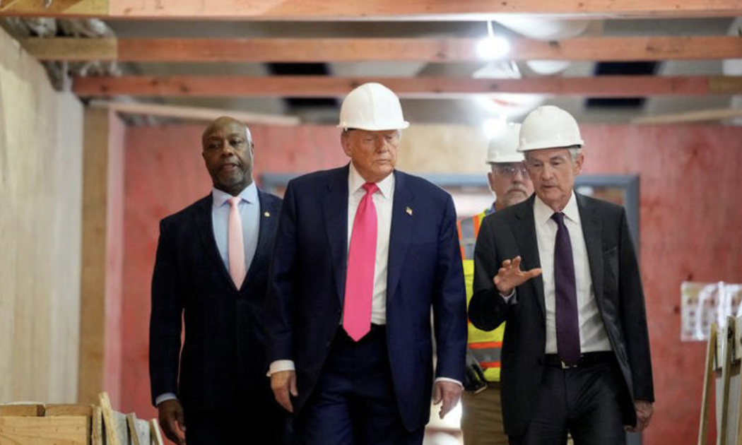 Tổng thống Mỹ Donald Trump (giữa) và Chủ tịch Fed Jerome Powell (phải) tại công trình cải tạo trụ sở Fed hôm 24/7/2025 - Ảnh: Reuters.