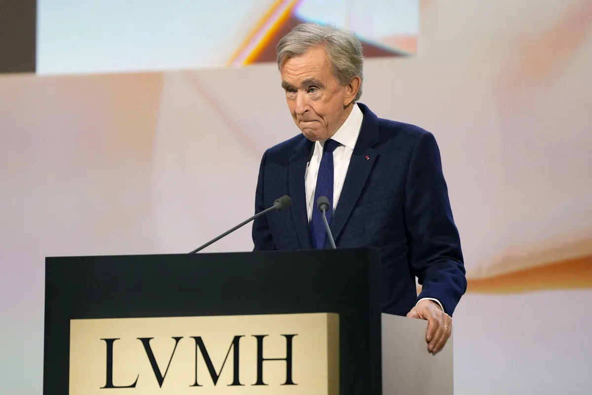 Khủng hoảng doanh thu g&acirc;y &aacute;p lực trầm trọng l&ecirc;n CEO của LVMH - &ocirc;ng&nbsp;Bernard Arnault.