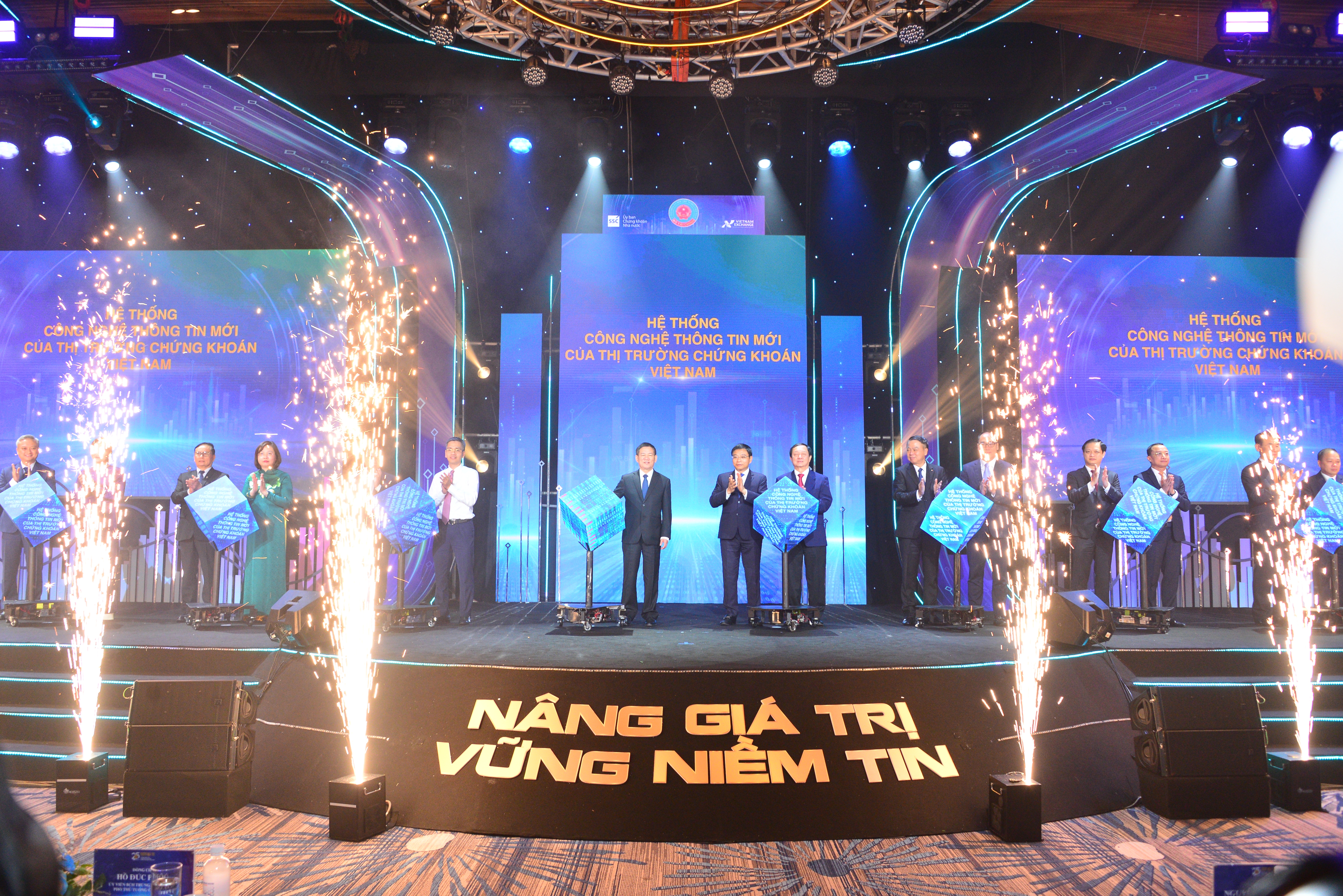 Phó Thủ tướng Hồ Đức Phớc, Bộ trưởng Bộ Tài chính Nguyễn Văn Thắng, cùng các đại biểu thực hiện nghi thức ra mắt Hệ thống công nghệ thông tin mới.