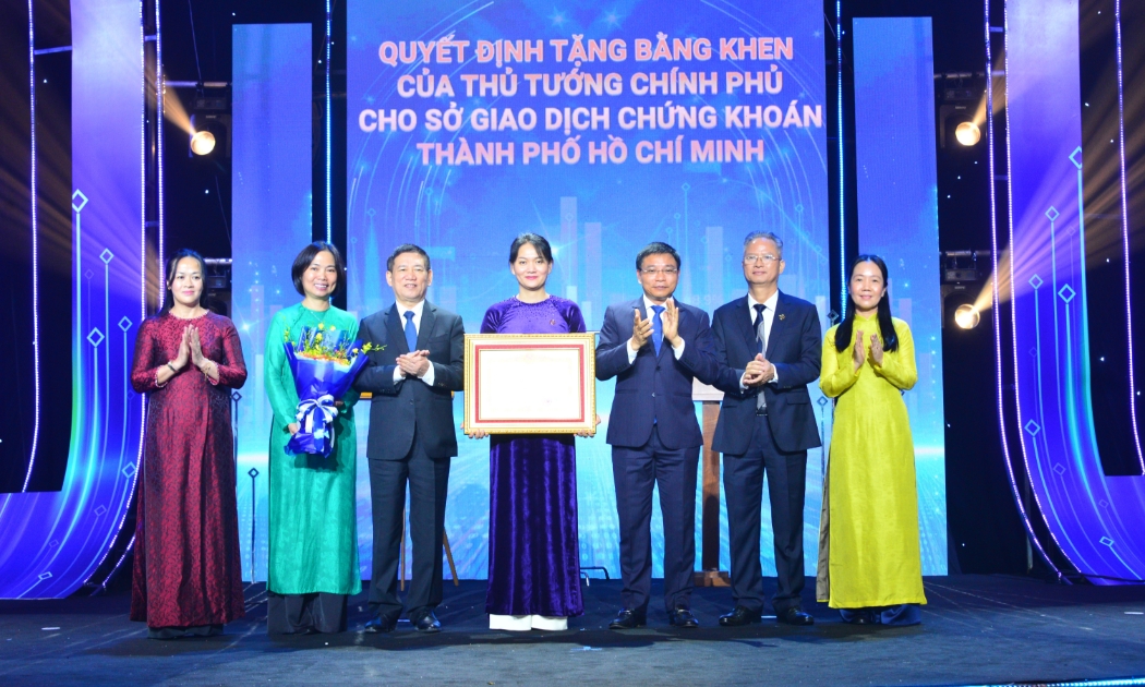 Phó Thủ tướng Hồ Đức Phớc và Bộ trưởng Bộ Tài chính Nguyễn Văn Thắng đã trao Bằng khen của Thủ tướng Chính phủ Phạm Minh Chính cho tập thể Sở Giao dịch Chứng khoán TP.HCM nhân kỷ niệm 25 năm thành lập...