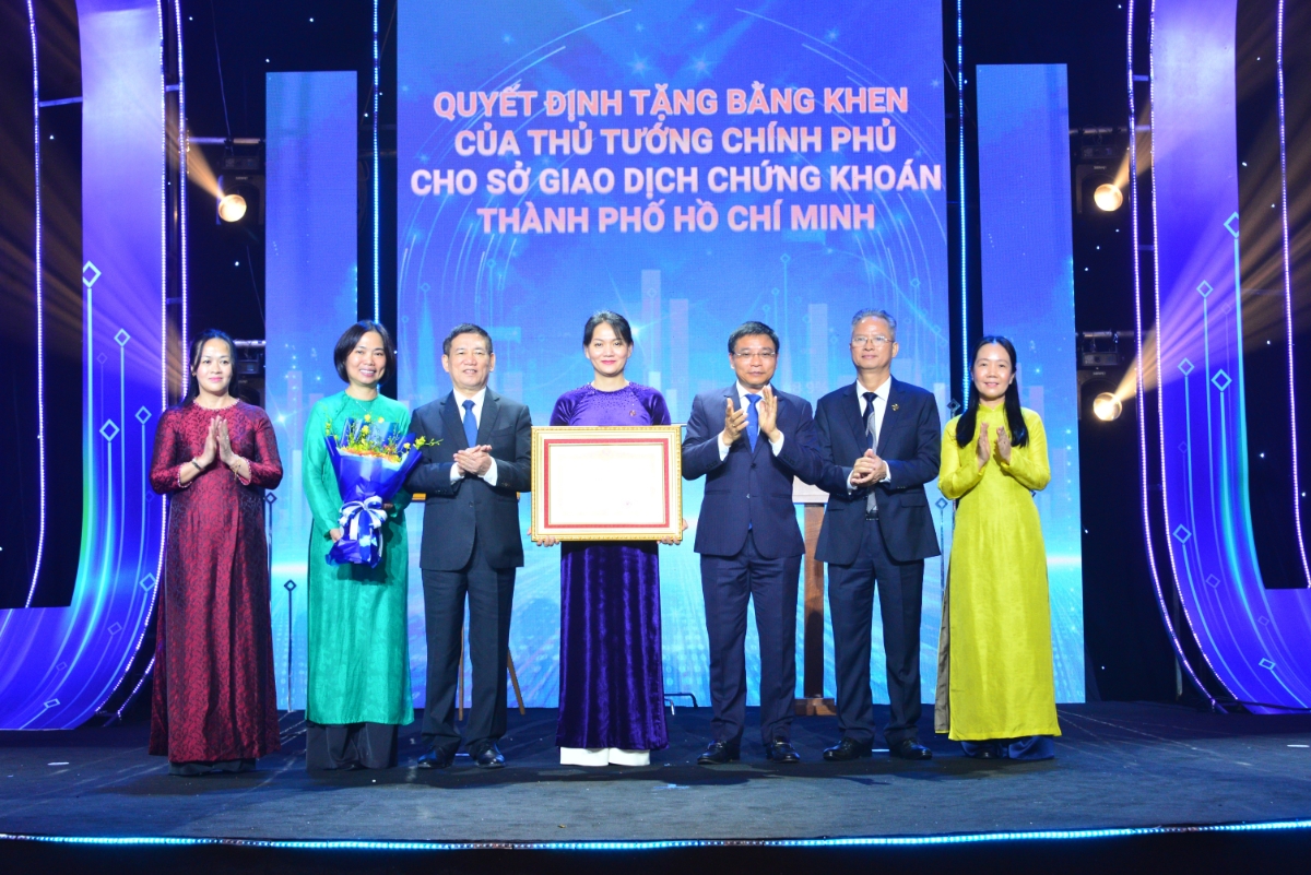 Phó Thủ tướng Hồ Đức Phớc và Bộ trưởng Bộ Tài chính Nguyễn Văn Thắng đã trao Bằng khen của Thủ tướng Chính phủ Phạm Minh Chính cho tập thể Sở Giao dịch Chứng khoán TP.HCM nhân kỷ niệm 25 năm thành lập...