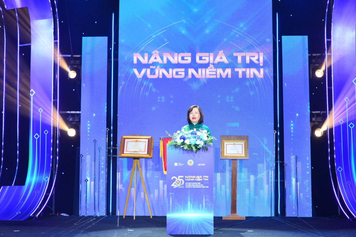 B&agrave; Vũ Thị Ch&acirc;n Phương, Chủ tịch Ủy ban Chứng kho&aacute;n Nh&agrave; nước ph&aacute;t biểu tại buổi lễ.