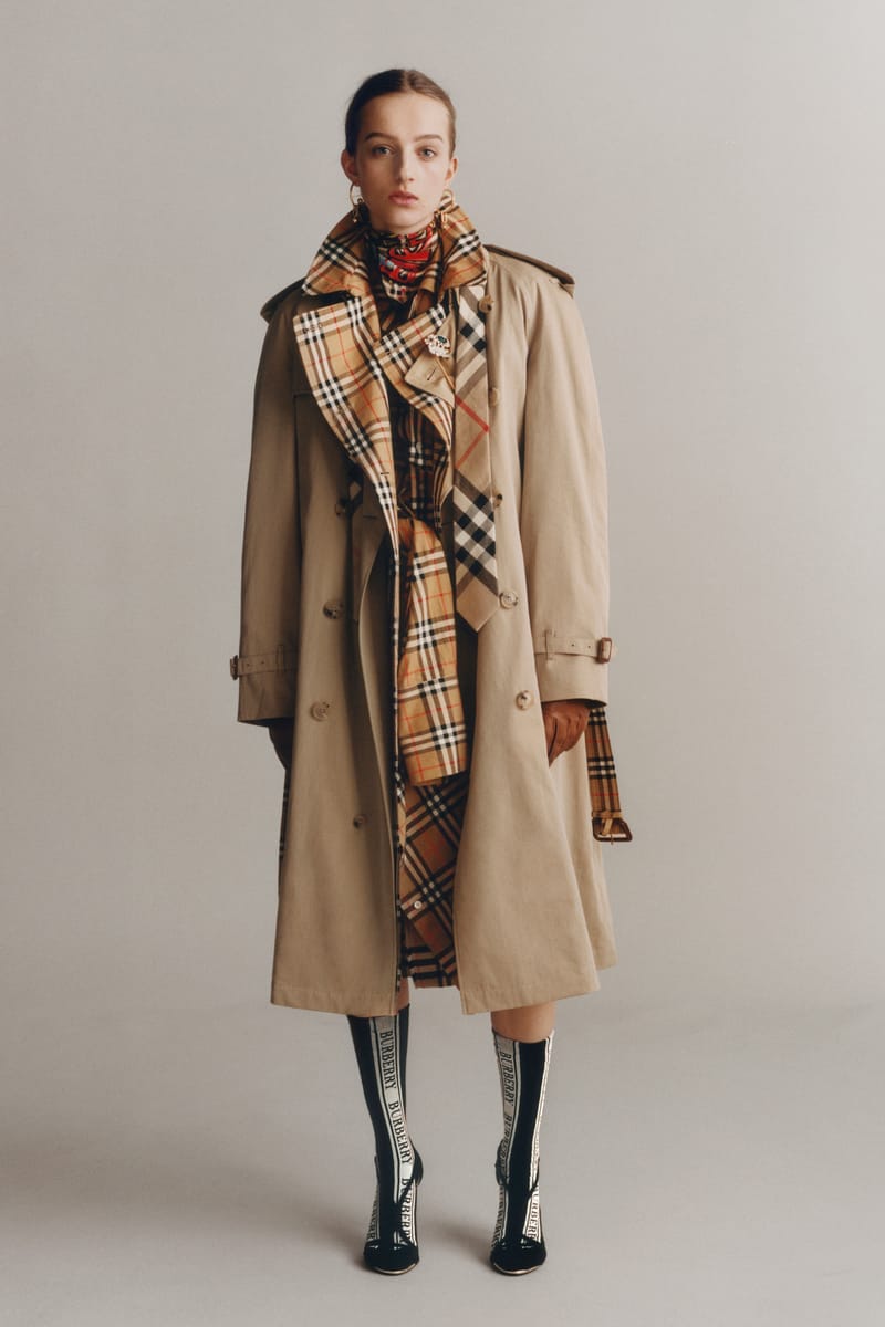 Những chiếc &aacute;o kho&aacute;c trench coat đang gi&uacute;p Burberry lấy lại vị thế