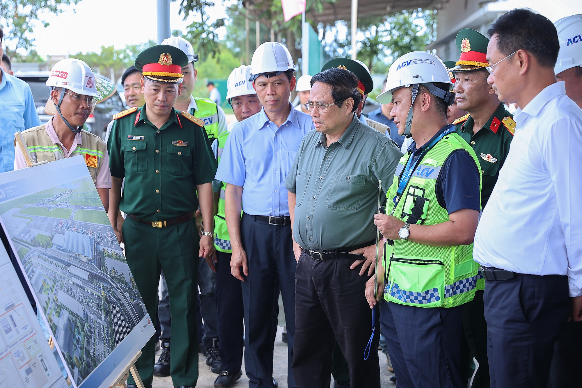 Thủ tướng nghe báo cáo dự án xây dựng Nhà ga T2 hành khách và mở rộng sân đỗ máy bay cảng hàng không Đồng Hới. Ảnh: VGP