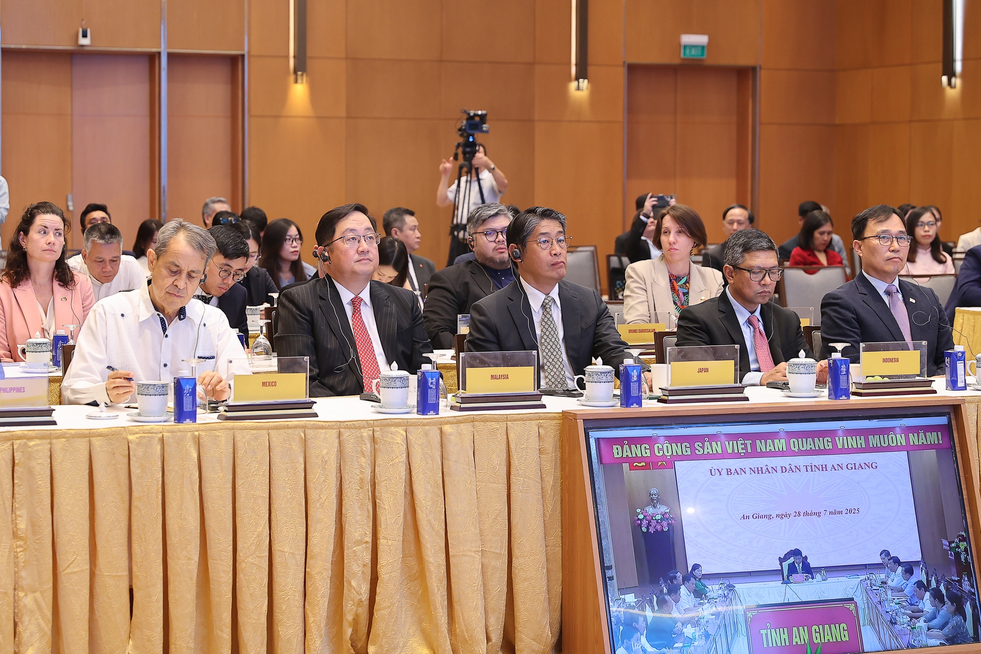 C&aacute;c đại biểu dự buổi lễ. Ảnh: VGP.