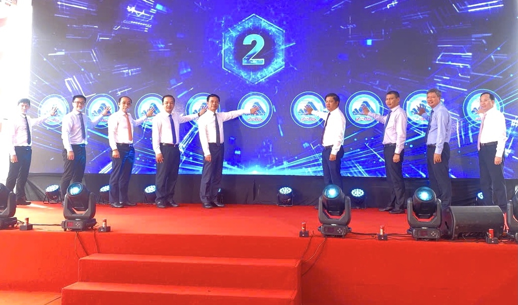 Lãnh đạo Bộ Khoa học và Công nghệ cùng lãnh đạo thành phố Đà Nẵng thực hiện nghi thức khởi động dự án Phòng thí nghiệm phục vụ sản xuất công nghệ đóng gói tiên tiến tại Công viên phần mềm Đà Nẵng số 2.