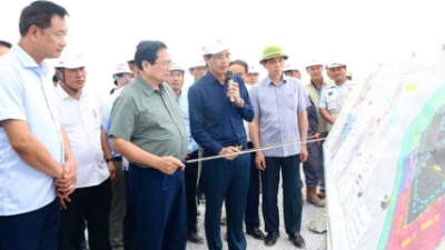 PM examines key infrastructure projects in Quang Tri province
