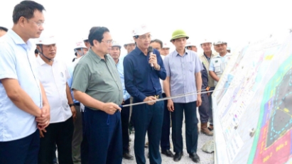 PM examines key infrastructure projects in Quang Tri province