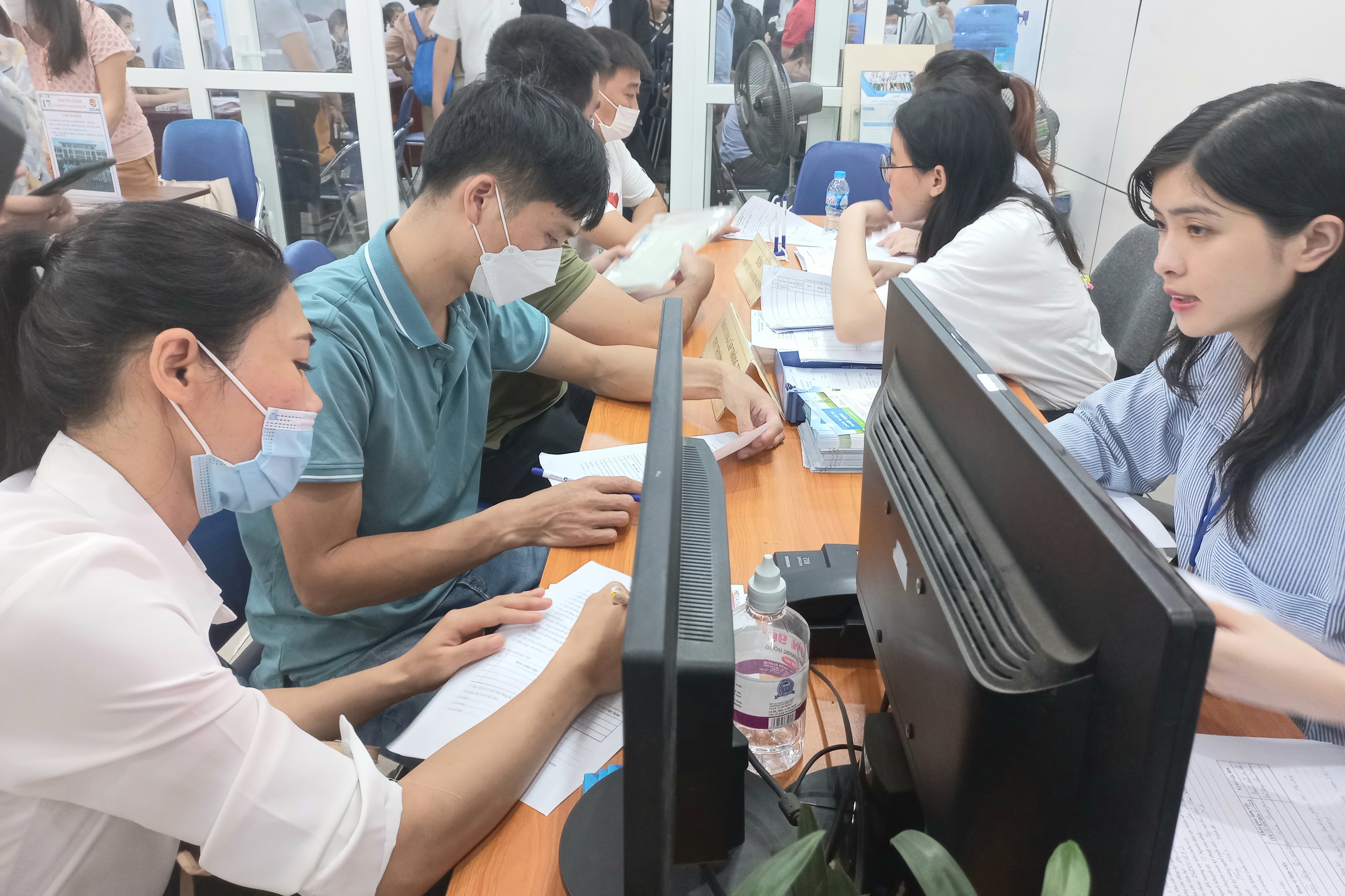 Lao động thất nghiệp đăng ký tìm kiếm việc làm. Ảnh: Nhật Dương.