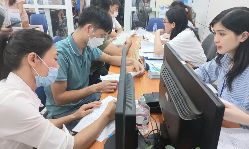Lao động thất nghiệp đăng ký tìm kiếm việc làm. Ảnh: Nhật Dương.