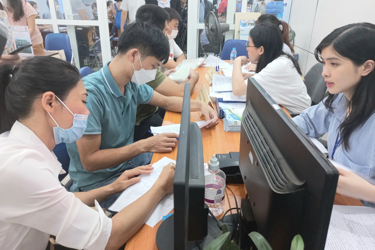 Lao động thất nghiệp đăng ký tìm kiếm việc làm. Ảnh: Nhật Dương.