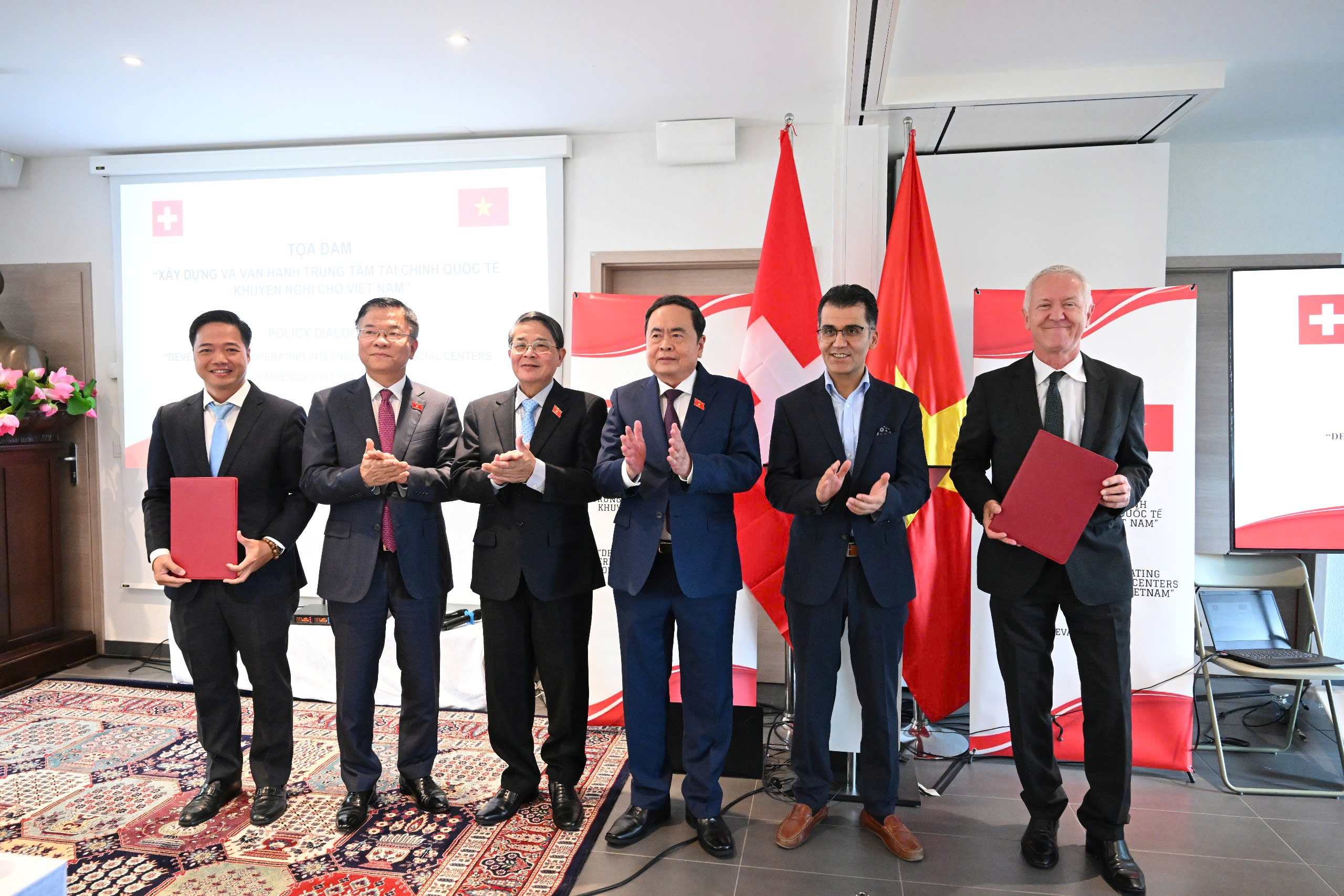 Chủ tịch Quốc hội Trần Thanh Mẫn c&ugrave;ng Ph&oacute; Chủ tịch Quốc hội Nguyễn Đức Hải, Ph&oacute; Thủ tướng Ch&iacute;nh phủ L&ecirc; Th&agrave;nh Long c&ugrave;ng c&aacute;c đại biểu đ&atilde; chứng kiến trao c&aacute;c Bi&ecirc;n bản ghi nhớ -&nbsp;Ảnh: Quochoi.vn