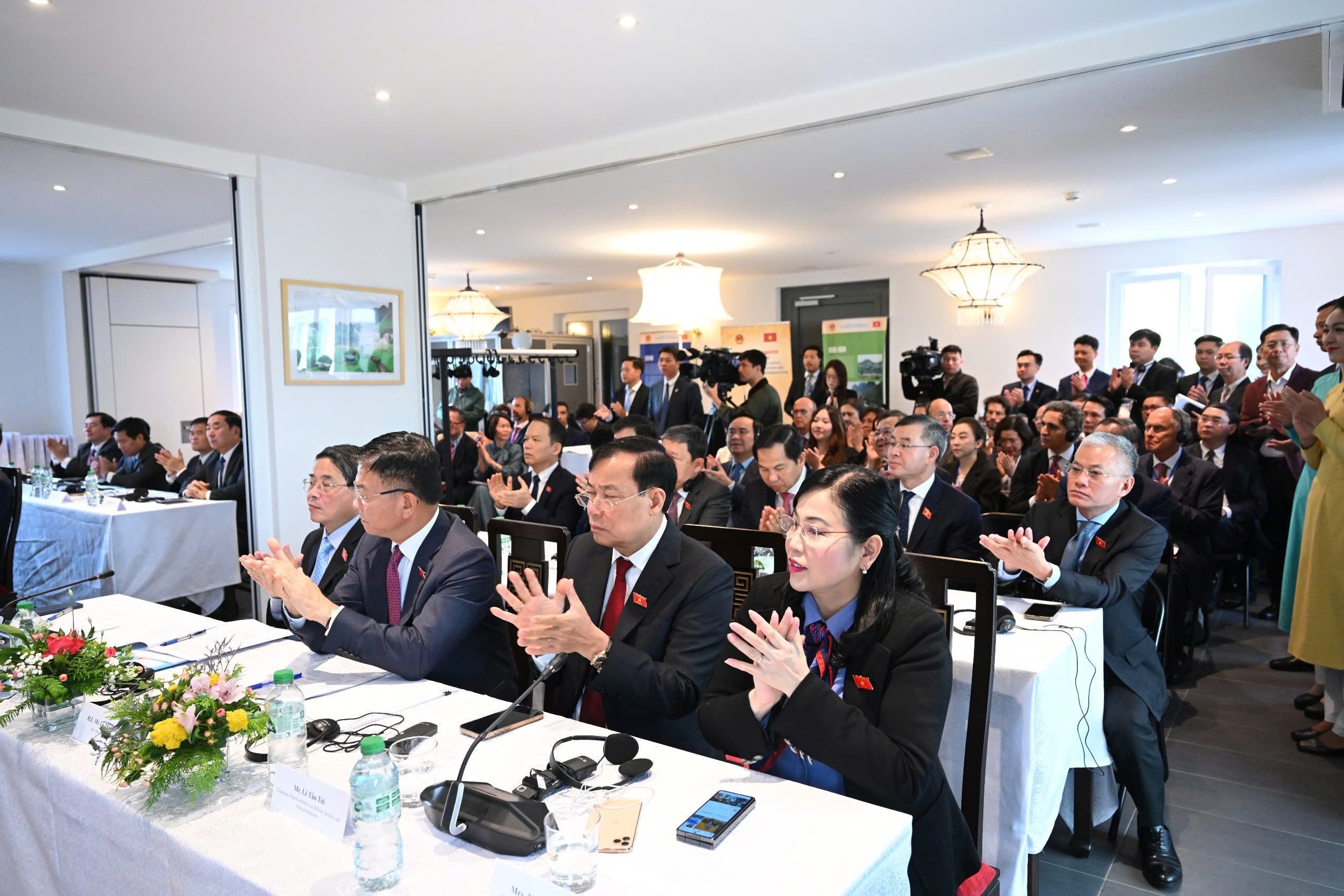 C&aacute;c đại biểu dự tọa đ&agrave;m - Ảnh: Quochoi.vn