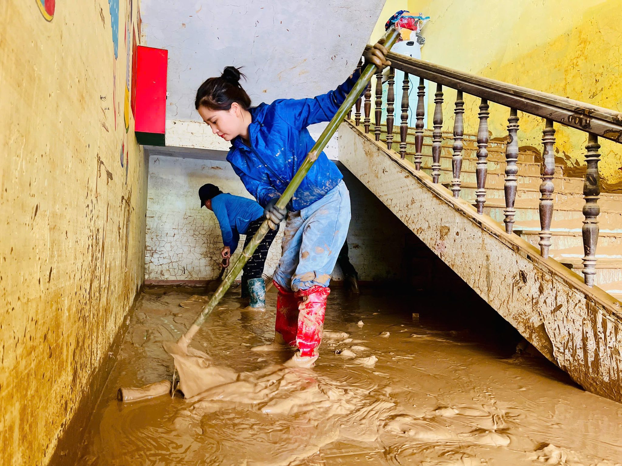 Các đoàn viên thanh niên dọn bùn đất tại điểm trường Mầm non Chiêu Lưu 1, xã Chiêu Lưu