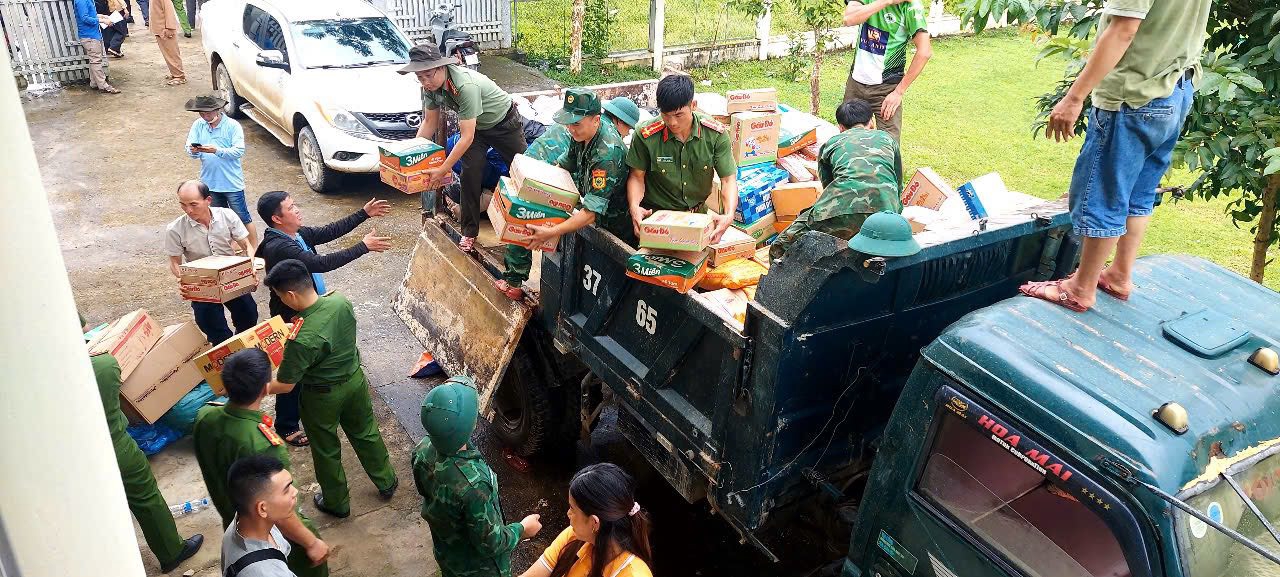 Ngày 29/7, đoàn thiện nguyện đến trao quà hỗ trợ cho cho nhân dân trên địa bàn xã Na Loi