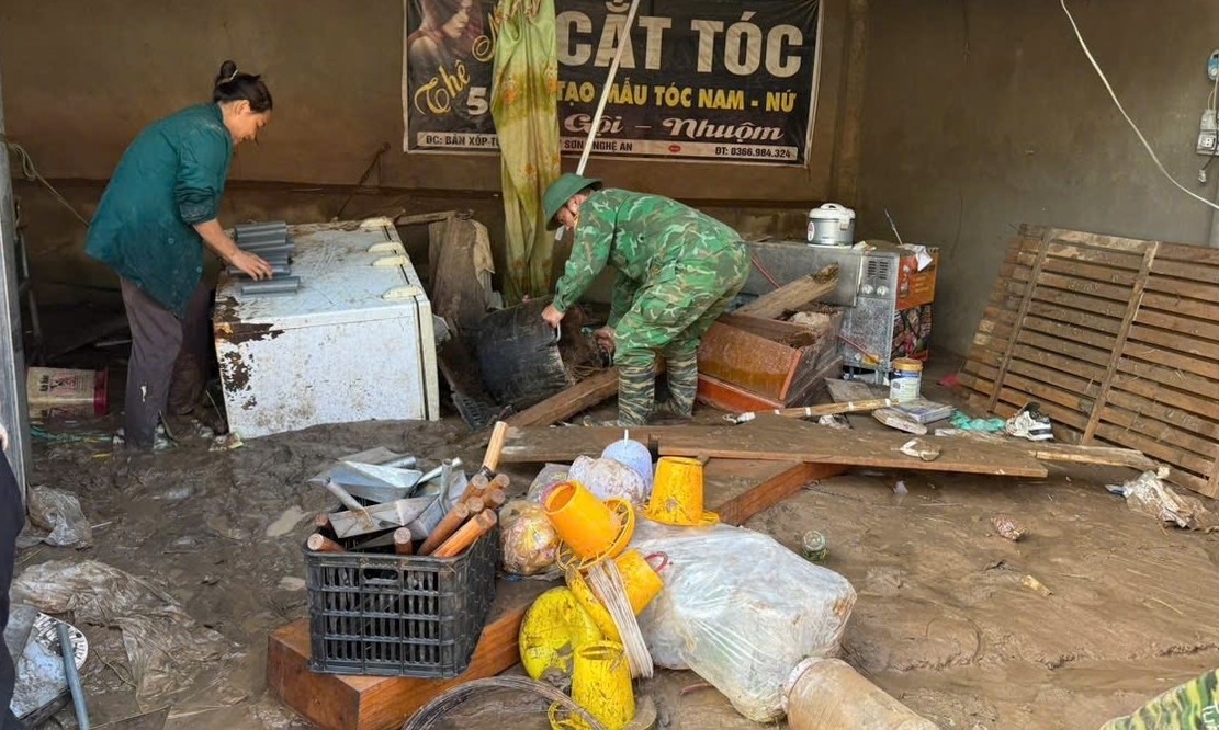 Đồn Biên phòng Mỹ Lý giúp các gia đình tại bản Xốp Tụ, xã Mỹ Lý khắc phục hậu quả mưa lũ